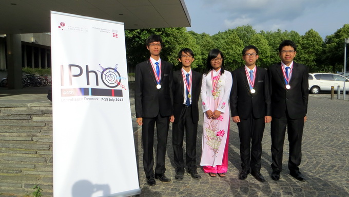 Vietnam wins two gold medals at Int’l Physics Olympiad