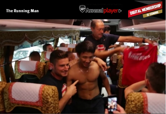 Vietnamese fan chases Arsenal bus for 5 miles