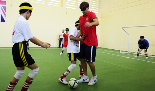 Blindfold football an unforgettable game in Hanoi: Arsenal
