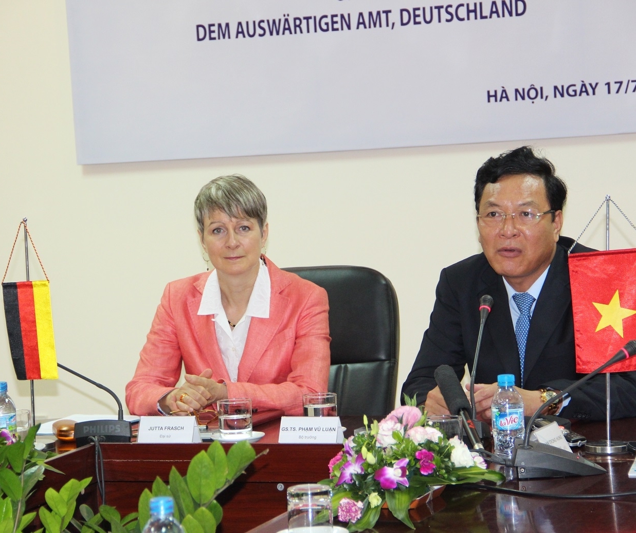 Vietnam, Germany sign agreement on German teaching
