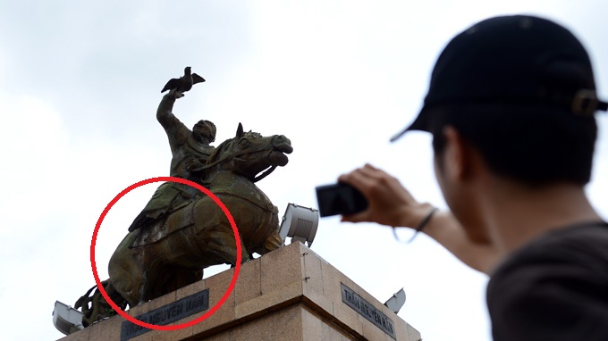 Downtown HCMC statue on brink of collapse