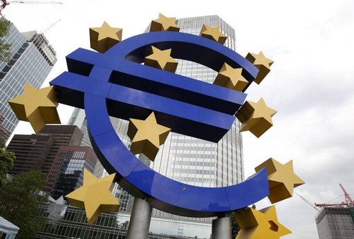 Eurozone escapes recession, debt crisis clouds outlook