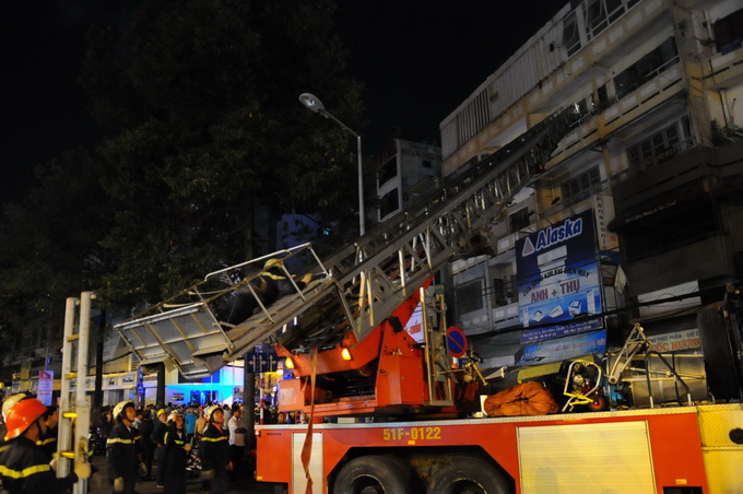 Fire rages next to HCMC backpackers’ quarter