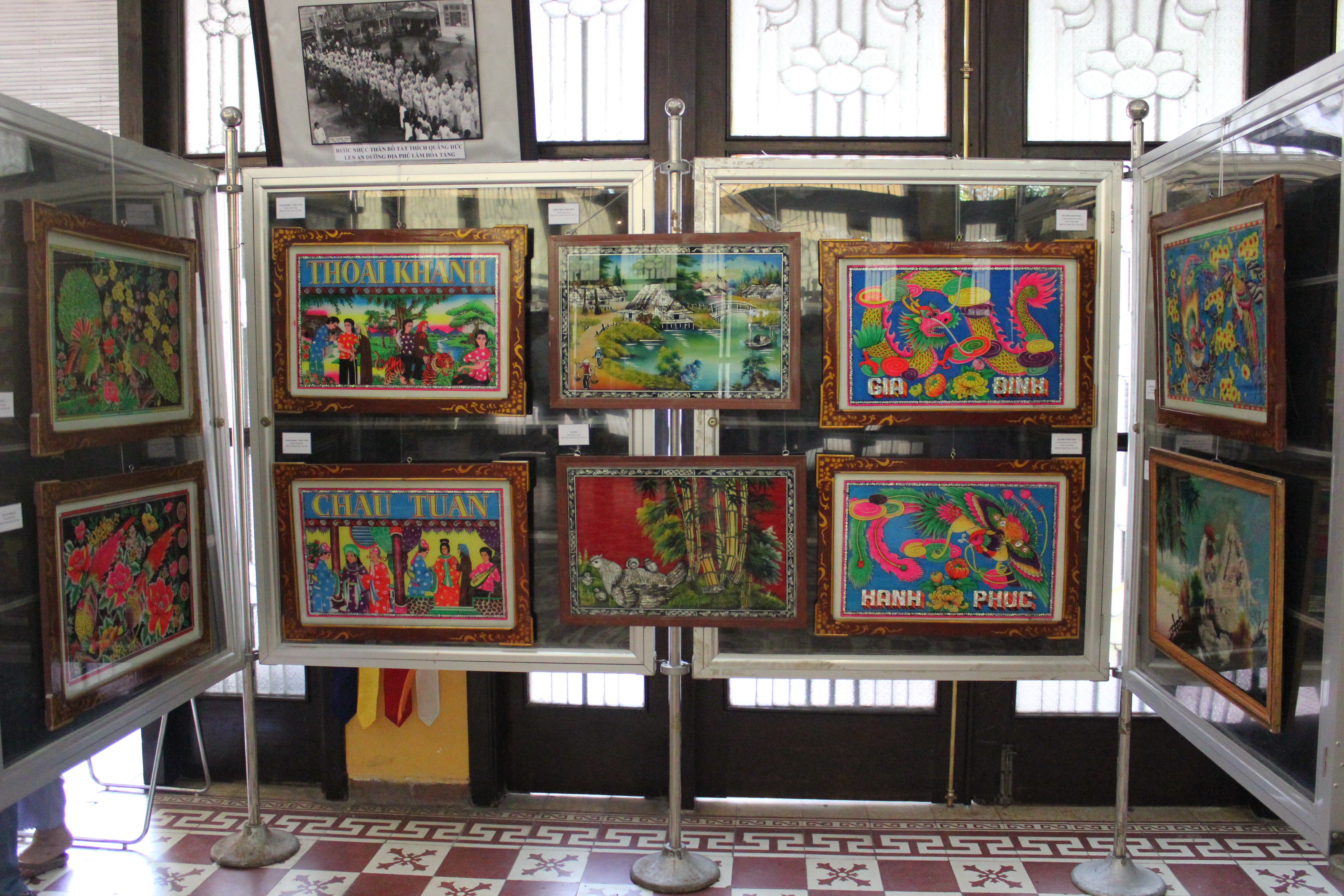 HCMC exhibition on glass paintings closes today