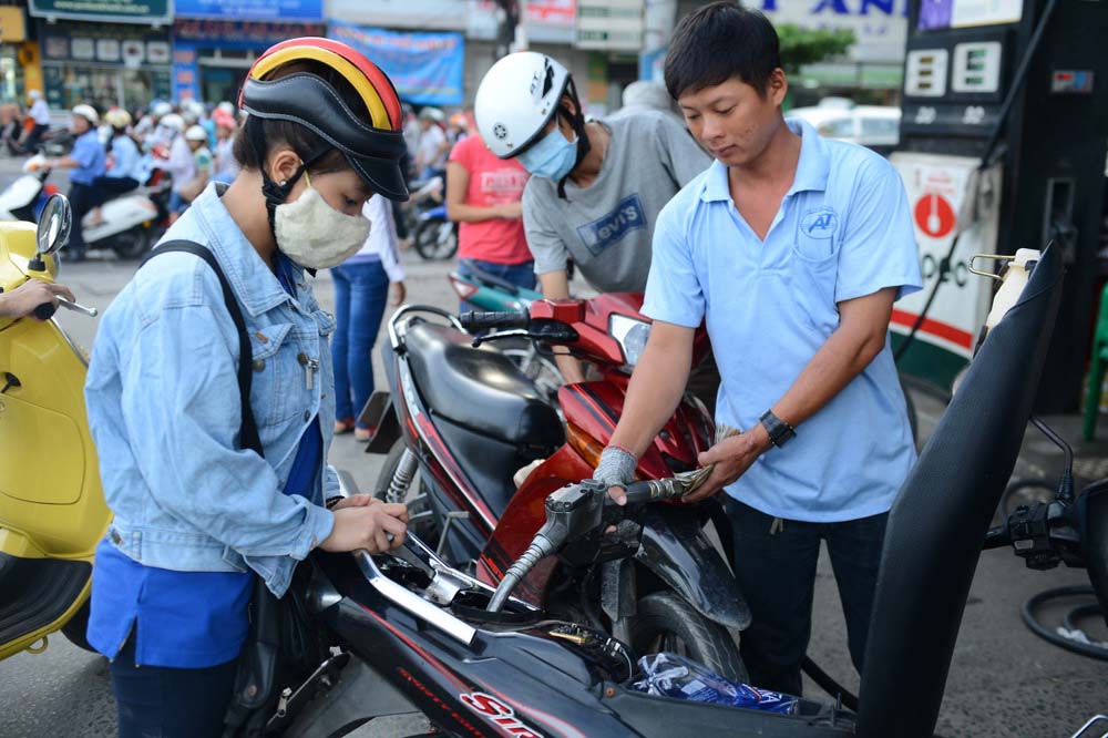 Vietnam gasoline price falls at least VND300 per liter