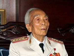 NA delegation visits General Giap on 102nd birthday