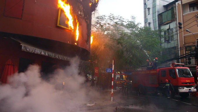 Fire hits restaurant in Saigon backpacker area