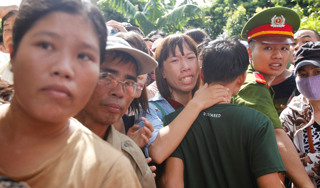 A woman (C) cries as she hugs her relative who has been released from Hoang Tien prison, about 100 km (62 miles) outside Hanoi August 30, 2013.
