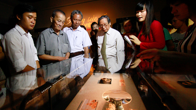 Ancient jewelries shine at Hanoi exhibition