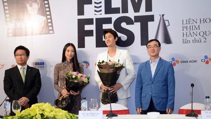 S.Korean star arrives in Hanoi for festival