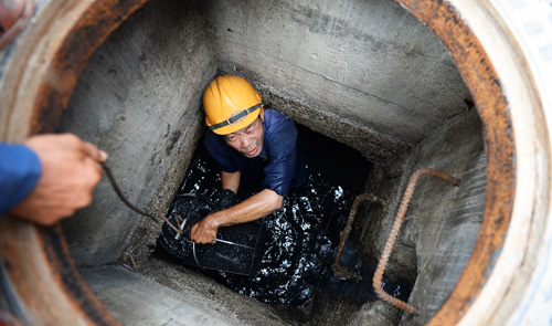 A working day in a city underground sewer
