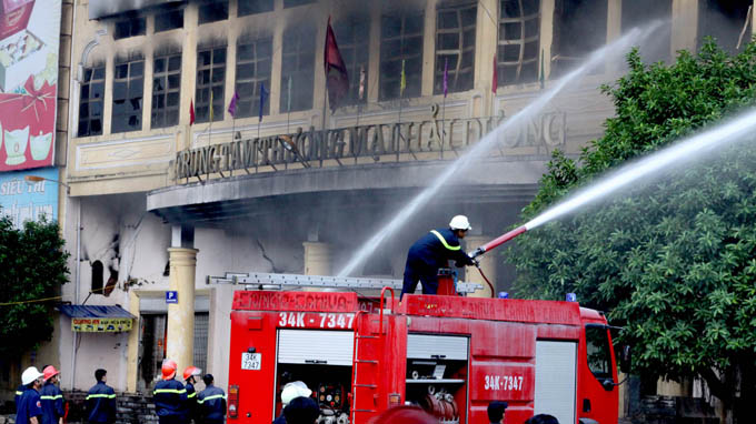 Fire raging at Hai Duong trade center (video)