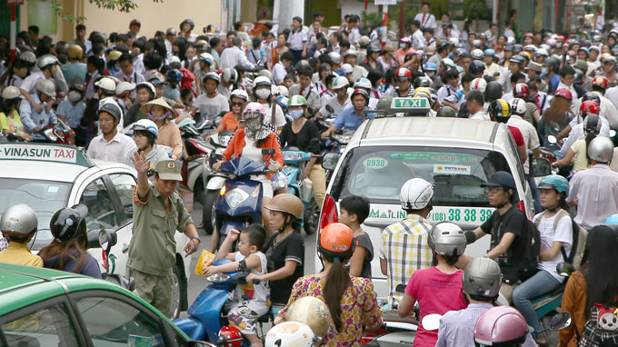 HCMC police to fine parents parking in street to pick up children