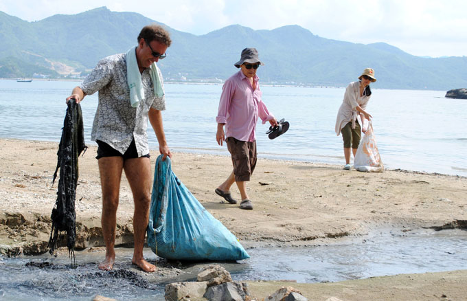 Canadian man collects garbage on Nha Trang beach