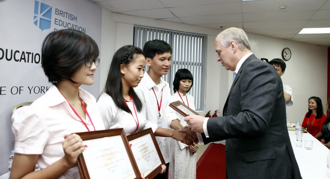 Duke of York grants $114k scholarships to Vietnamese students