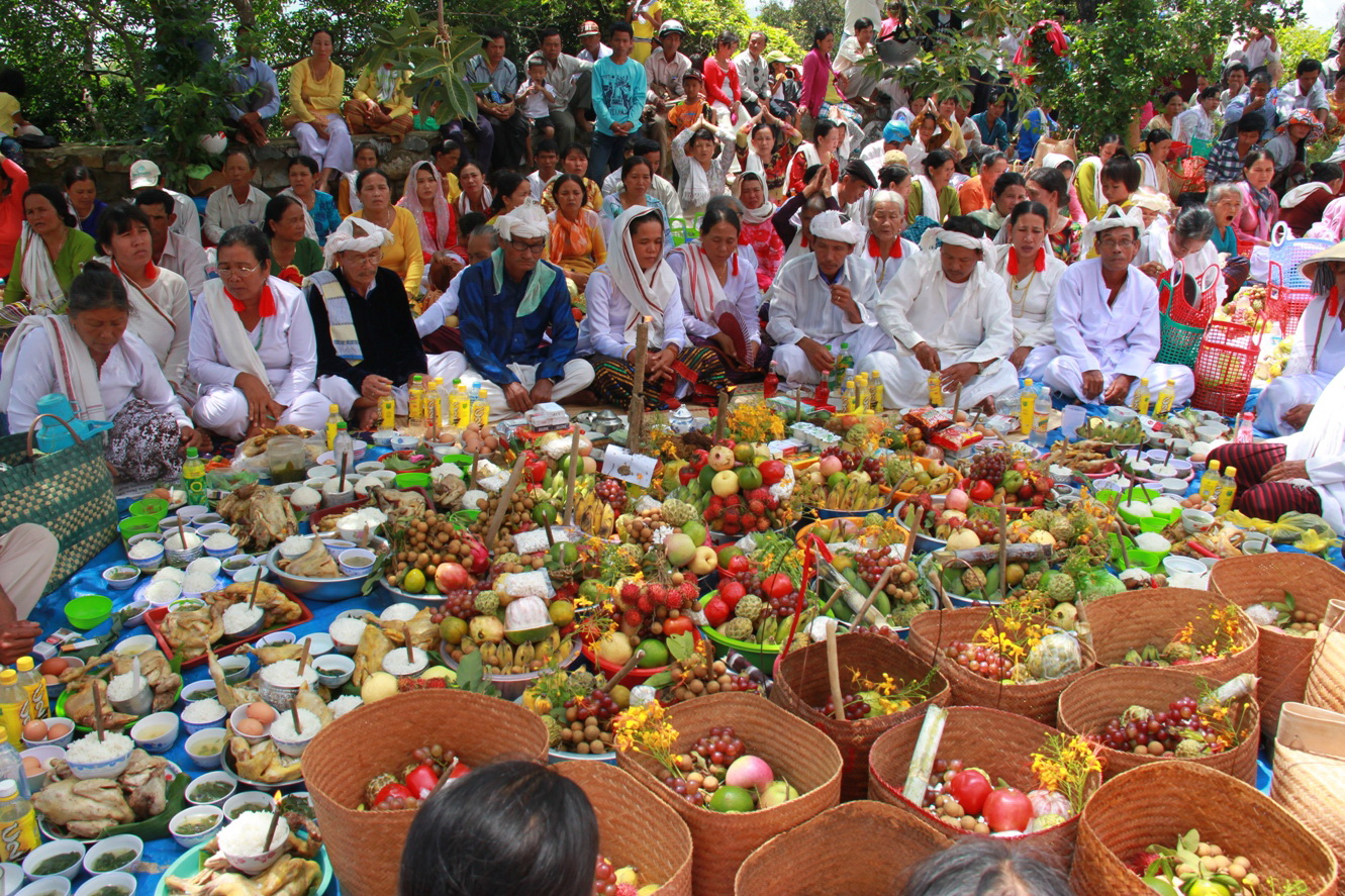 Ethnic Cham people’s kate festival running
