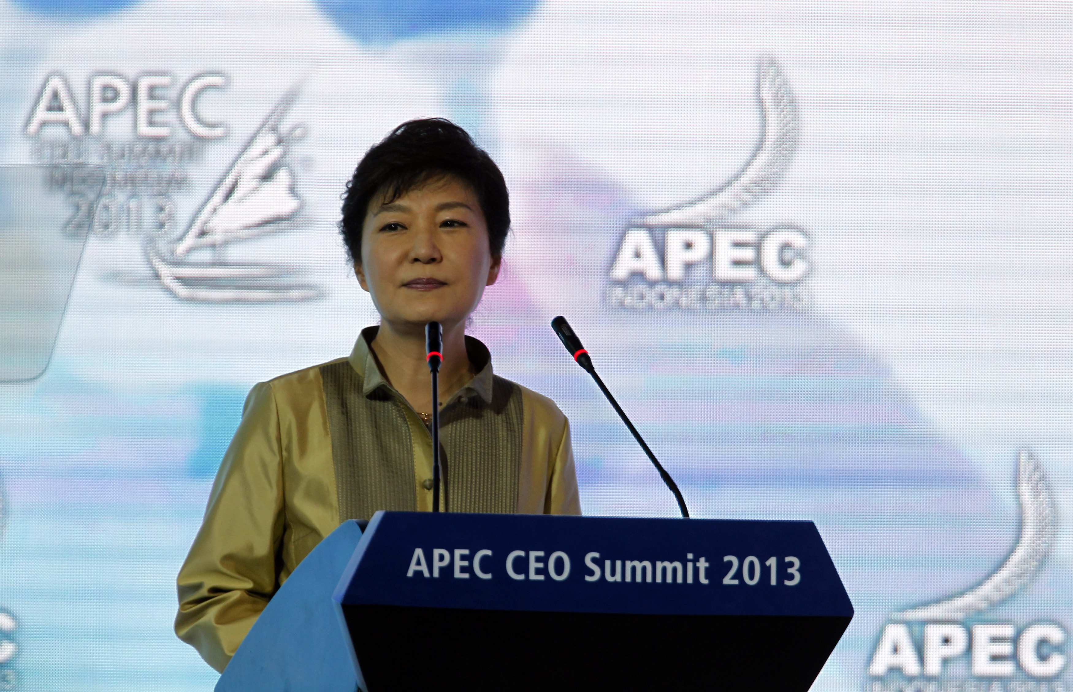 APEC leaders meet in shadow of US shutdown