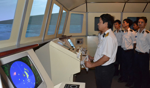 Navy trains pilots with high-tech warship simulator