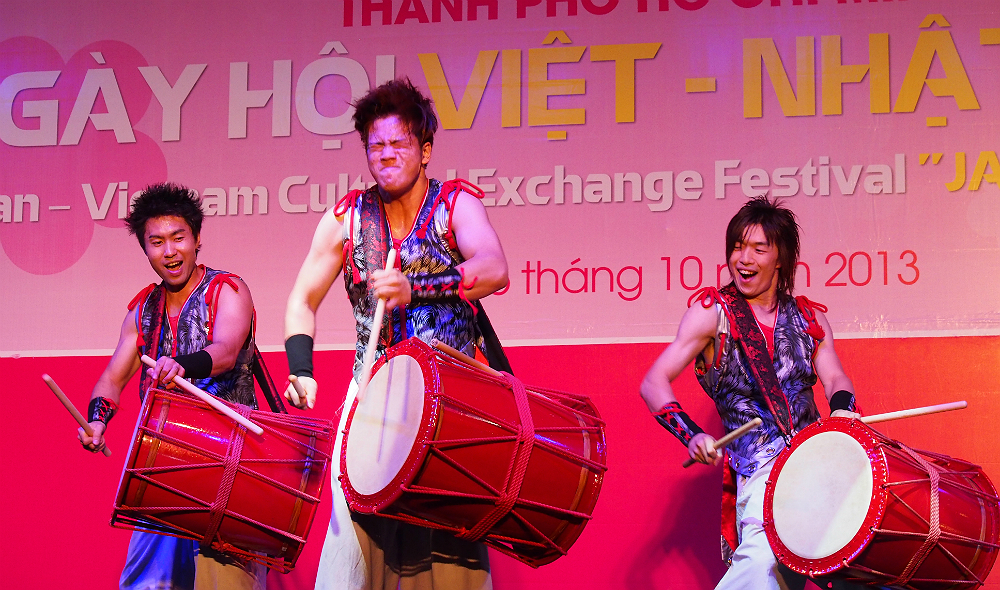 Feel the beat: traditional Japanese drummers wow Vietnam