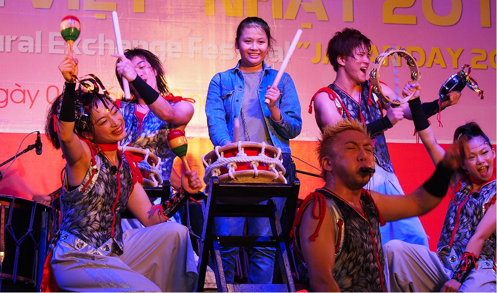 Depapa, a performance in which local audience member Khanh Ngoc, a junior at HCMC Open University, participated