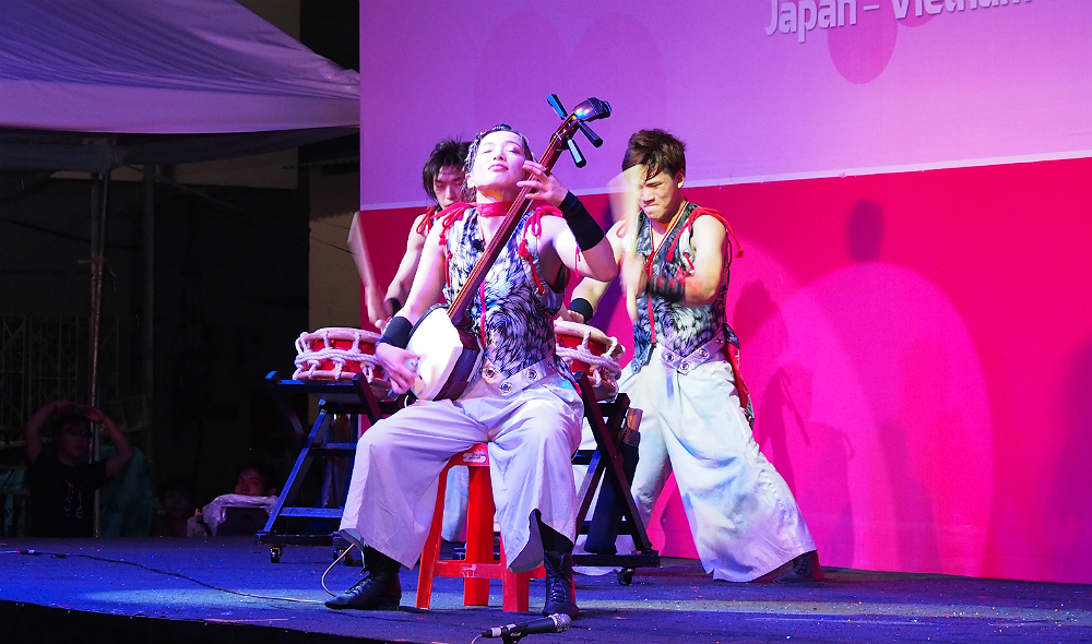 (Left to right) Shinya Hirabayashi, Kanako Otani  and Akira Sakaue in “Shamisen” – a work that showcases Japanese drumming in Tsugaru Shamisen, a genre Of shamisen music originating from Northern Japan.