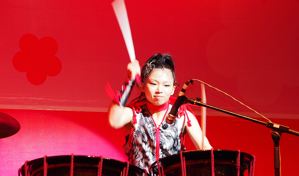 Anri Kobayashi concentrates on her complicated drumming.