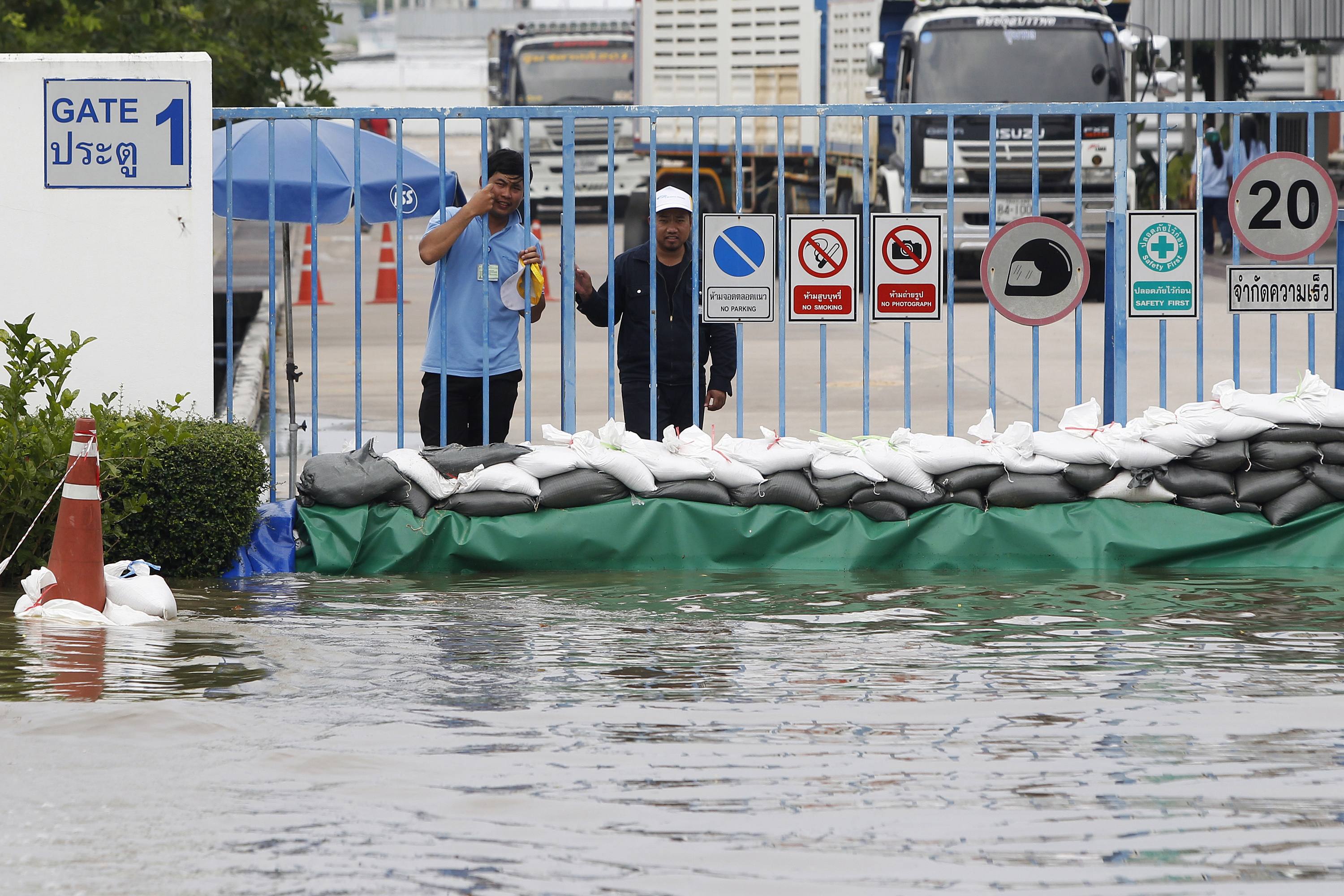 Thai floods force closure of 17 factories in industrial zone