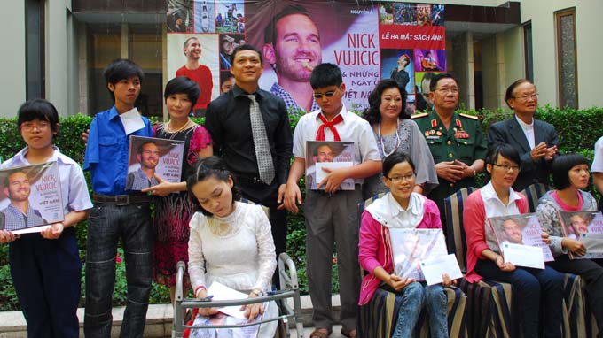 Photo book on Nick Vujicic’s VN stay released
