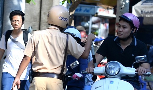9 bad habits of Vietnamese traffic police
