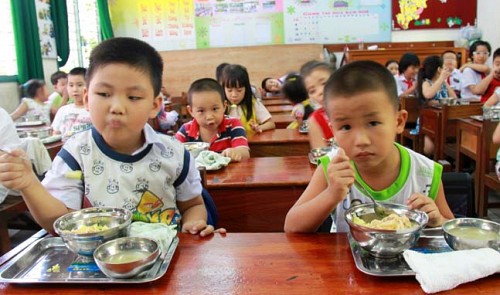Cooks allegedly siphon off food meant for school kids