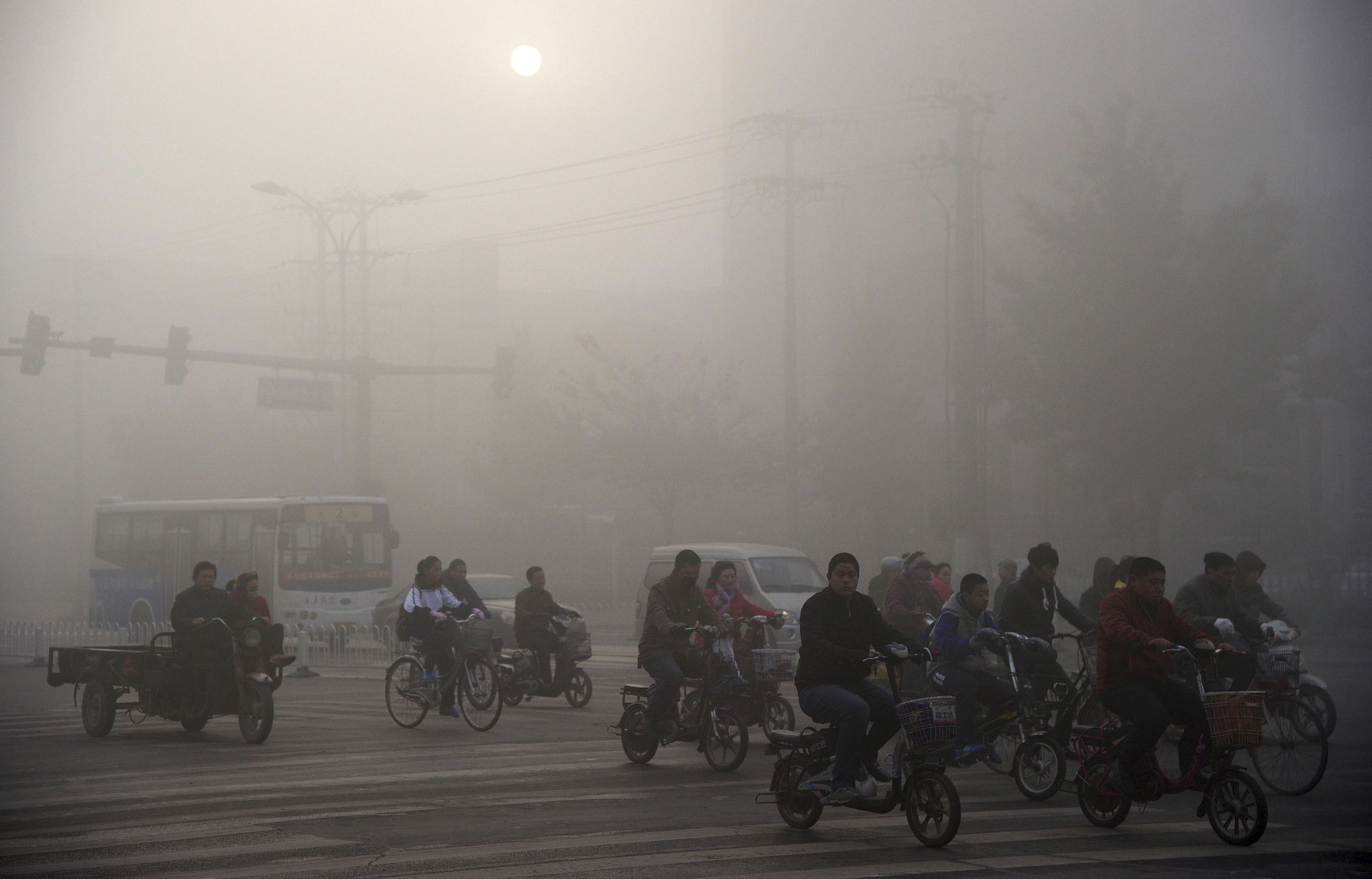 China to close schools, stop outdoor activities during heavy smog