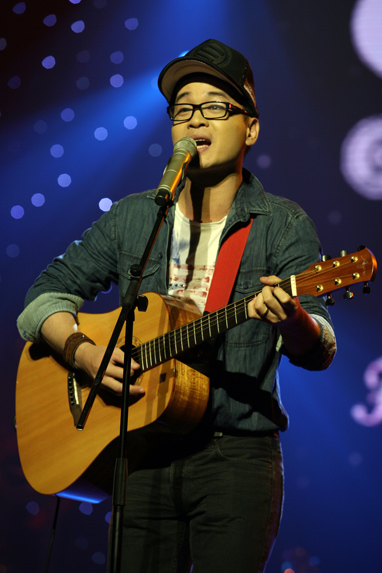 Vietnamese singer makes first round for 2014 Grammy Awards