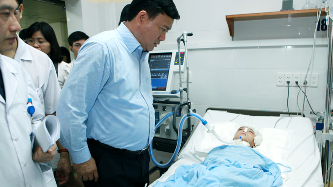 Minister visits traffic victims, predicts drop in toll