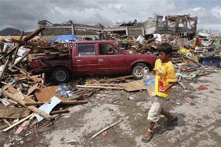 Philippines storm kills estimated 10,000, destruction hampers rescue efforts