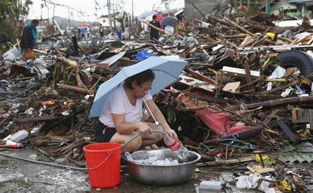 Desperate Philippine typhoon survivors loot, dig up water pipes