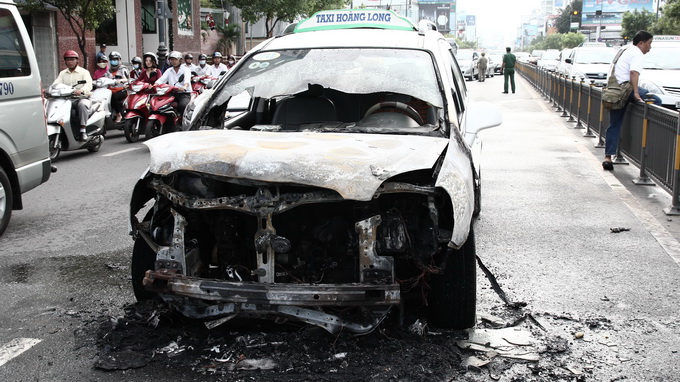 Taxi carrying foreigner burned on way to airport