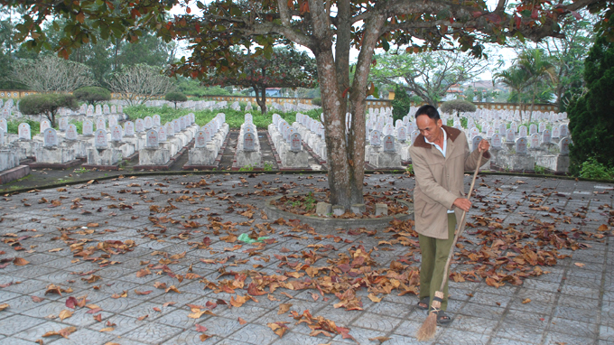 The silent tenders of war martyrs’ tombs