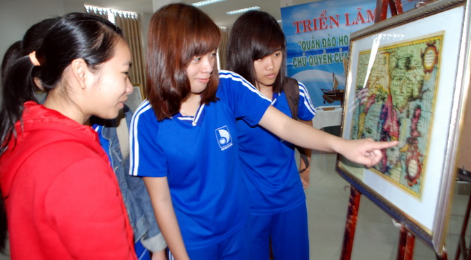 Central college hosts exhibition on Vietnam’s Hoang Sa archipelago