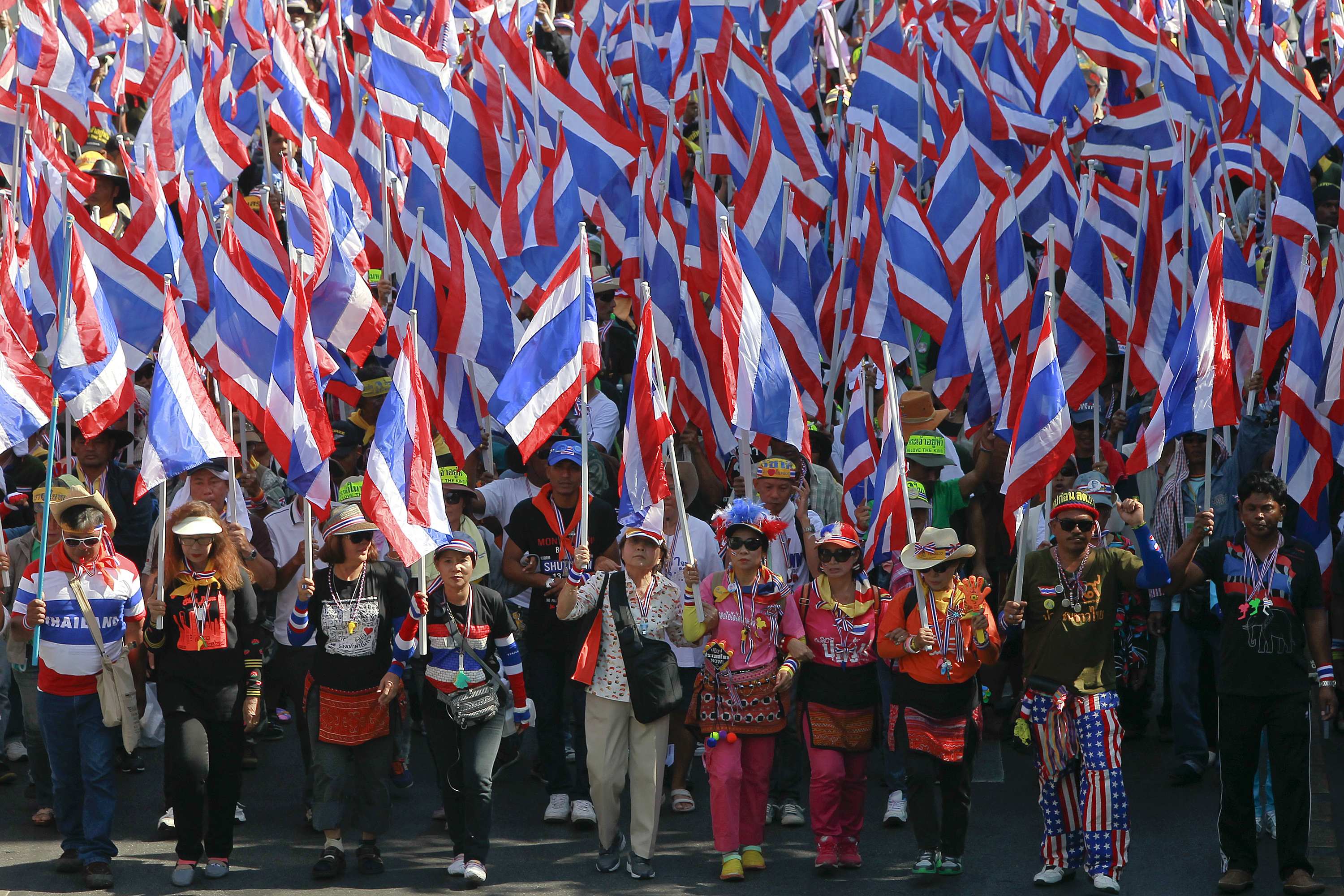 Thai protesters target ministries, threaten stock exchange