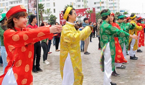 Hanoians dance in flash mob to celebrate Tet