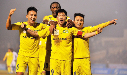 Cong Vinh scores 100th goal at Vietnam football league