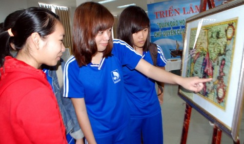 Central college hosts exhibition on Vietnam’s Hoang Sa archipelago