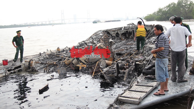 Hydrofoil carrying 80 passengers catches fire on Saigon River