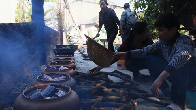 North village busy preparing braised fish for Tet (photos)