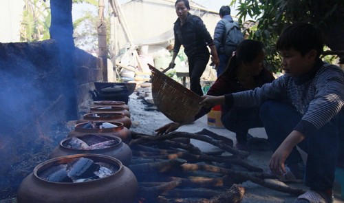 North village busy preparing braised fish for Tet