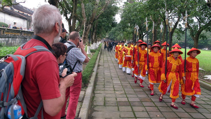 Tet bamboo poles erected at Hue royal palace (photos)