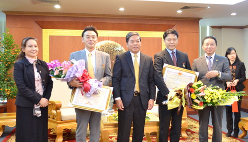 Two Japanese officials presented with insignias