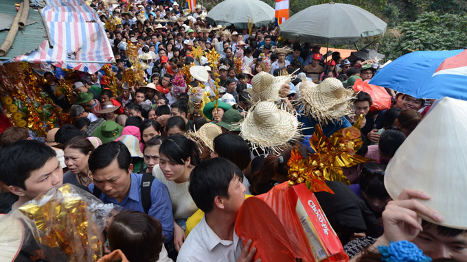 Overcrowding plagues ongoing Huong pagoda festival (photos)