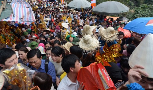 Overcrowding plagues ongoing Huong pagoda festival