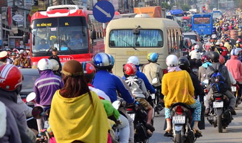 People flock back to city after Tet, causing congestion